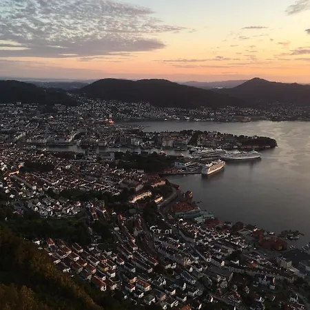 Апартаменти Charming House, Rare Historic House From 1779, Whole House Берген